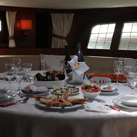 Sooty Albatros Botel *